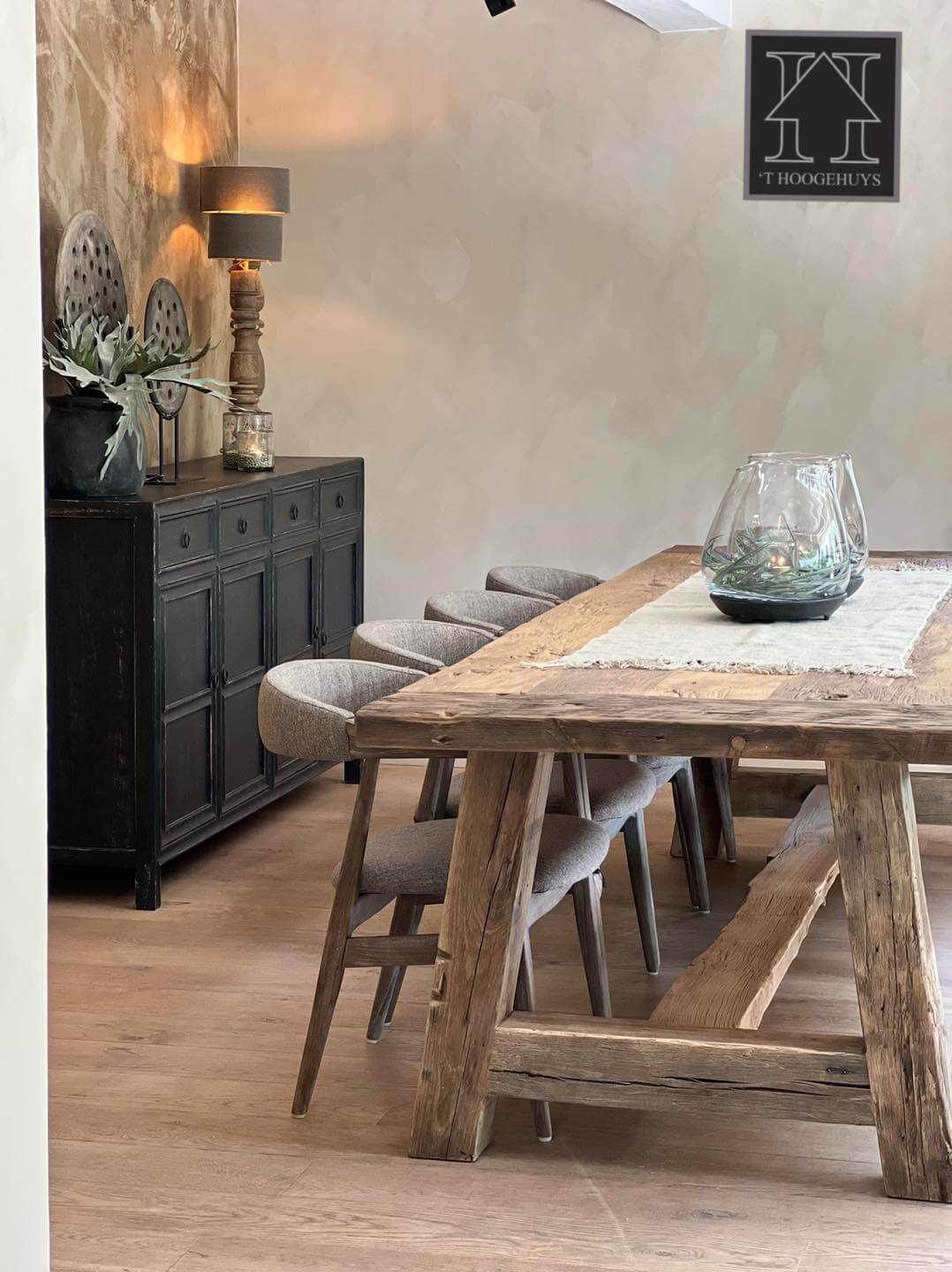 Zo ga je een landelijke eettafel kiezen die je woonkamer laat leven - 449151668_861906209305671_1485528170053904204_n